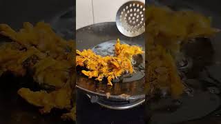 Raw Papaya n Onion Pakoda #food#papaya#onion#yummyrecipe#bhajiyarecipe