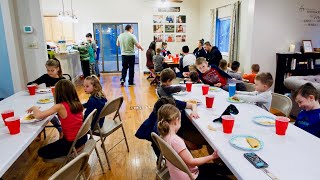 How we host more than 20 guests for Dinner: Large Family Living