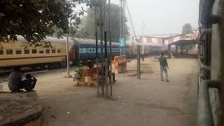 (IR) WAP-4 & WAP-7 02238 BEGUMPURA SUPERFAST EXP & 03413 FARAKHA EXP CROSSING AT ZAFRABAD STATION