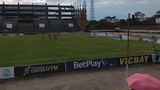 la portera del Atlético Huila femenino ataja penal contra Santa Fe