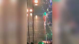 KAROL G y el durísimo golpe al caer de las escaleras en su concierto de MIAMI