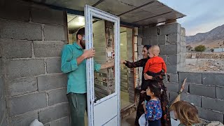 Помощь семье моего арендатора: финансирование модернизации двери в ванной для большего комфорта"