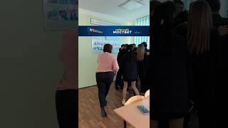 Учительница разнимает драку. Шокирующие кадры в школе #shortsvideo #shorts