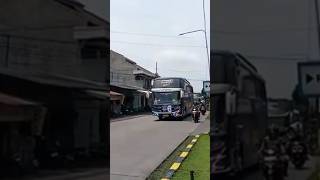 ROMBONGAN BUS KALEBAS MEMASUKI GERBANG UNES BANARAN KULON