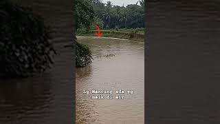 Lagi mancing ketemu  mahluk sungai saat banjir #penampakan #shortmancing