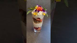 Erdbeeren mit Crunsh und Mascarponecreme,  Dessert im Glas #cooking #desserts #dessertrecipes