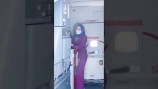 Pramugari dan Crew Cabin  Sriwijaya Air menutup pintu pesawat menjelang pemberangkatan