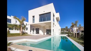 Villa de 4 dormitorios, 4 baños con vistas al mar. Santa María Golf, Elviria, Marbella Ref. 2293