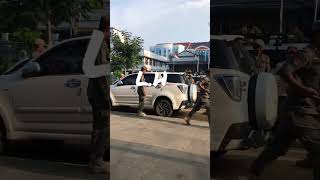 Pengempesan BAN Mobil parkir liar samping stasiun Jakarta Kota oleh petugas #parkirliar #kotatua