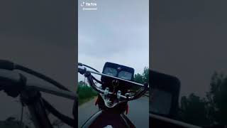 Honda 125 CG one wheeling in Pindi boy