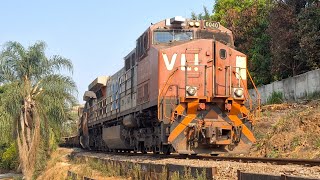 Trem de minerio vazio tracionado pelas magníficas GE Dash-9BB da VLI passando por Matheus Leme MG