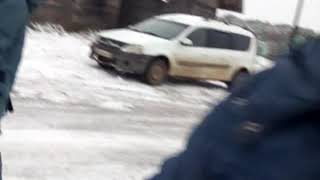 Катаемся пока ждём автобус!!!!!!!!!!!