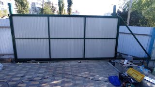 ОТКАТНЫЕ ВОРОТА ИЗ ПРОФЛИСТА С ПРИВОДОМ SLIDING GATES FROM CORPORATE SHEET WITH DRIVE