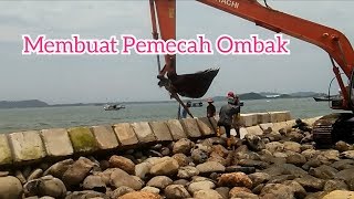 Membuat Penahan Pemecah Ombak di Pajus ujung siboga