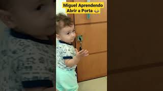 Miguel Aprendendo Abrir a Porta - Muito Inteligente