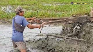 gayanya selagit!!joki traktor sawah banyak gaya sambil membajak lahan lumpur