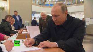 Putin geht seiner Bürgerpflicht nach, der Gang zur Wahlurne - Parlamentswahlen in Russland 2016