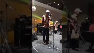 Live performance by the Lister Serum   one of PNG's Music Legend