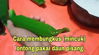 Cara membungkus (mincuk) lontong daun pisang.