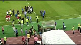 من المدرجات خناقة بين جمهور الاهلي والمصري واعتراضات على التحكيم بعد هدف الشيخ