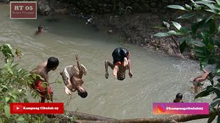 Anak-Anak Pemberani Berenang Di Kali Ciliwung Sehabis Banjir