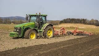 John Deere 8345R stuck in mud / zahrabaný