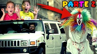 UN PAYASO SE ESCONDE EN NUESTRA LIMUSINA | Family Juega