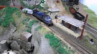 Locomotiva SD70Ace tracionando trem da VL! bitola HO/HOn3