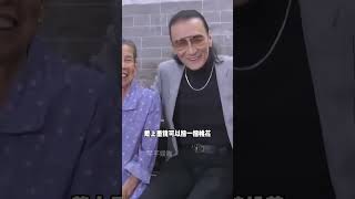 明明謝賢長著一雙「桃花眼」，為何卻40年都不摘墨鏡？高清照曝光才知大家錯怪他了