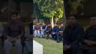 چئیر مین پی ٹی آئی عمران خان کی رپورٹرز کے ساتھ ملاقات کا منظر۔