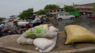 आगरा धनौली की हालात इतनी खराब हैँ की लोगों की दिन मै कम से कम 20 से 25 गाड़िया गड्डे मै गिर जाती है