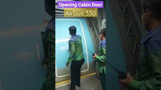 Cara membuka pintu kabin pesawat Airbus 330 #shorts #aircraft #live #like #short #love