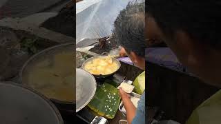 Ujan-ujan makan tempe goreng anget di Terminal Tawangmangu Karanganyar.