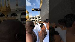 Jemaah umrah meminta do'a banyak uang di depan ka'bah.