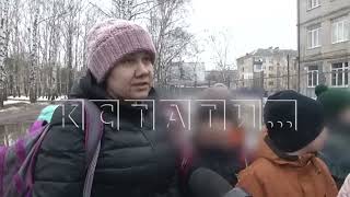 Чтобы защитить детей от постоянно кусающего их одноклассника,родителям приходится дежурить на уроках