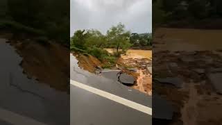 Heavy rains triggered a landslide on the BR-470 highway in Rio do Sul, Santa Catarina, Brazil 🇧🇷