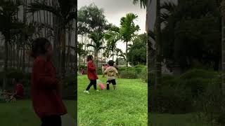 Adek main lari-larian bareng kakak #shorts #shortsviral #funny #funnyvideo #anaklucu #bermain