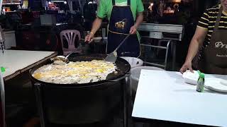 หอยทอด(Fried Oyster with Eggs) กะทะใหญ่ งานออกพรรษา บั้งไฟพญานาค (fire ball naka) - Thai Street Food