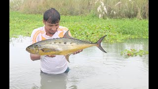 Amazing Hand Fishing Video | Traditional Boy Ripon Catching Fish By Hand in Bil Water | Moni Fishing