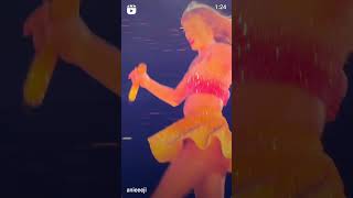 Taylor Swift performing Shake It Off #Shorts #TaylorSwift