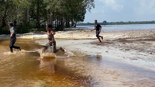 FENOMENA ALAM OMBAK BONO ( 3 PEMUDA HAMPIR TERSERET OMBAK ) tidal bore