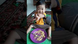 M.rafif makan nasi goreng