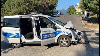 TRAFİK POLİSİ ARACIYLA ÇARPIŞAN HAFİF TİCARİ ARAÇ DEVRİLDİ:1 YARALI