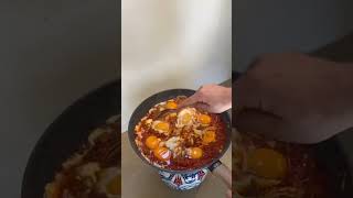 Mutfağa giren Kıvanç Tatlıtuğ, menemen yaptı.