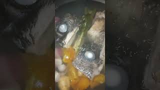 Sinigang sa kalamansi ulo ng sariwang isdang bato