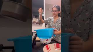 Anushka Sen cooking pasta with mom #cooking #pastarecipe #funnyshorts #funny #anushkasen #reels