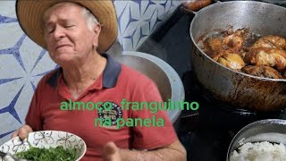 meu almoço  de domingo  foi assim, franguinho  na panela