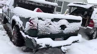 Así están las carreteras cuando cae nieve le colocamos cadenas y piedras a la camioneta mayor agare