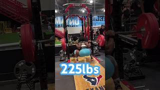 WOMAN SQUATS 225lbs FOR REPS #fitness #gym #gymlife #exercise #gymmotivation #workout #powerlifting