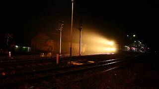 Keberangkatan KA Lodaya malam di Stasiun Sidareja